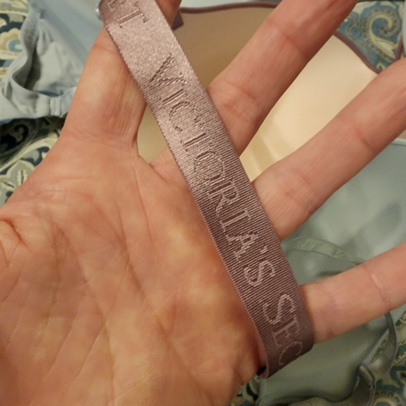 Like New! FOUR (4) Victoria's Secret THE T-SHIRT Lightly-Lined Wireless Bras - Picture 7 of 13